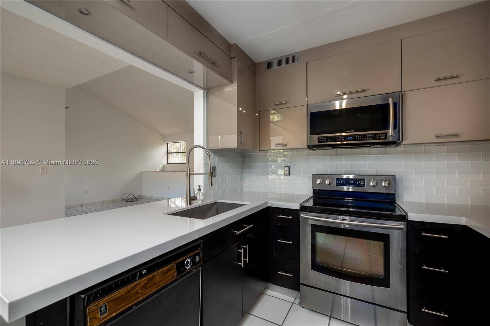 Miami, FL 33172,575 W Park Dr #206