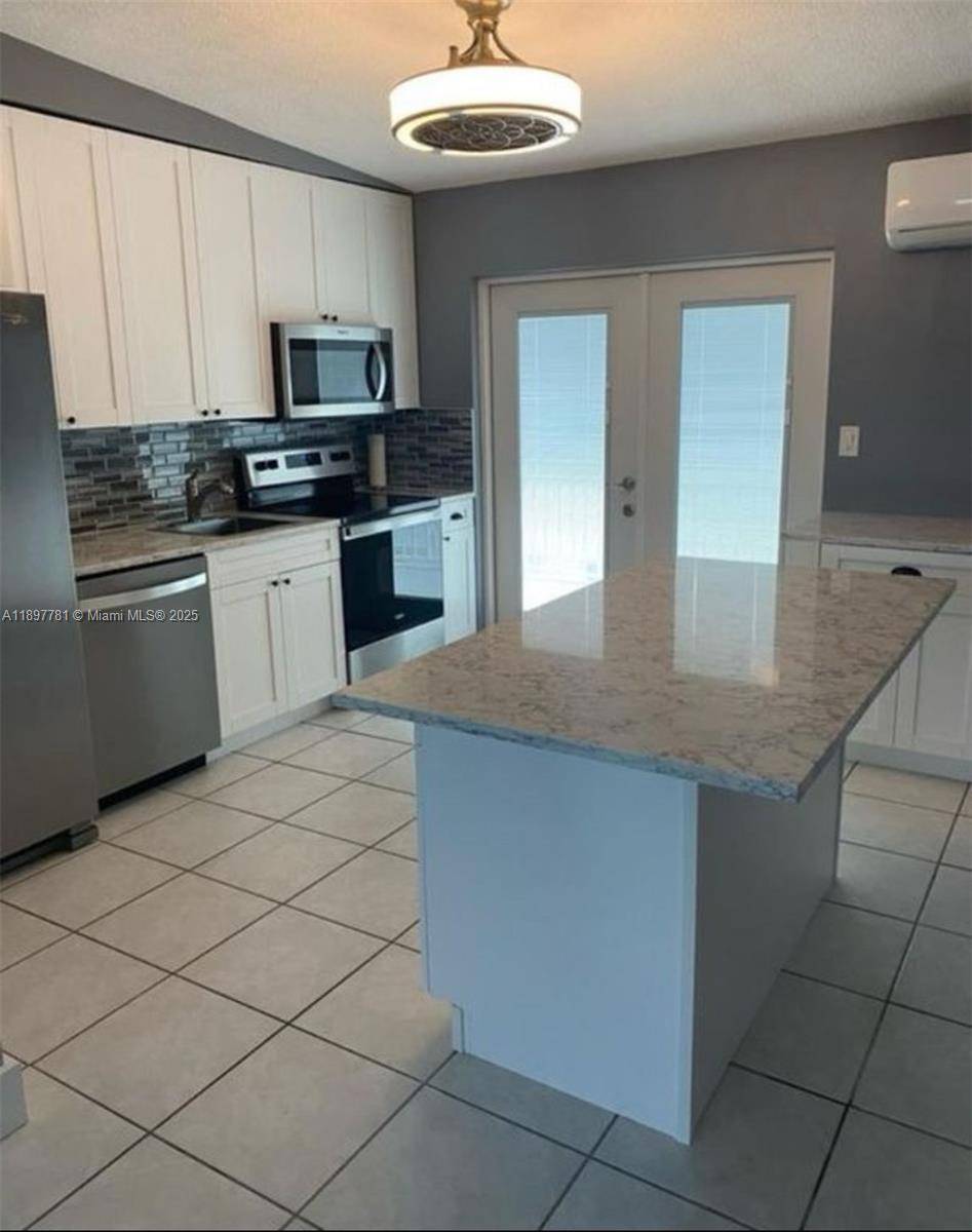 Key Largo, FL 33037,67 Coral Dr #1