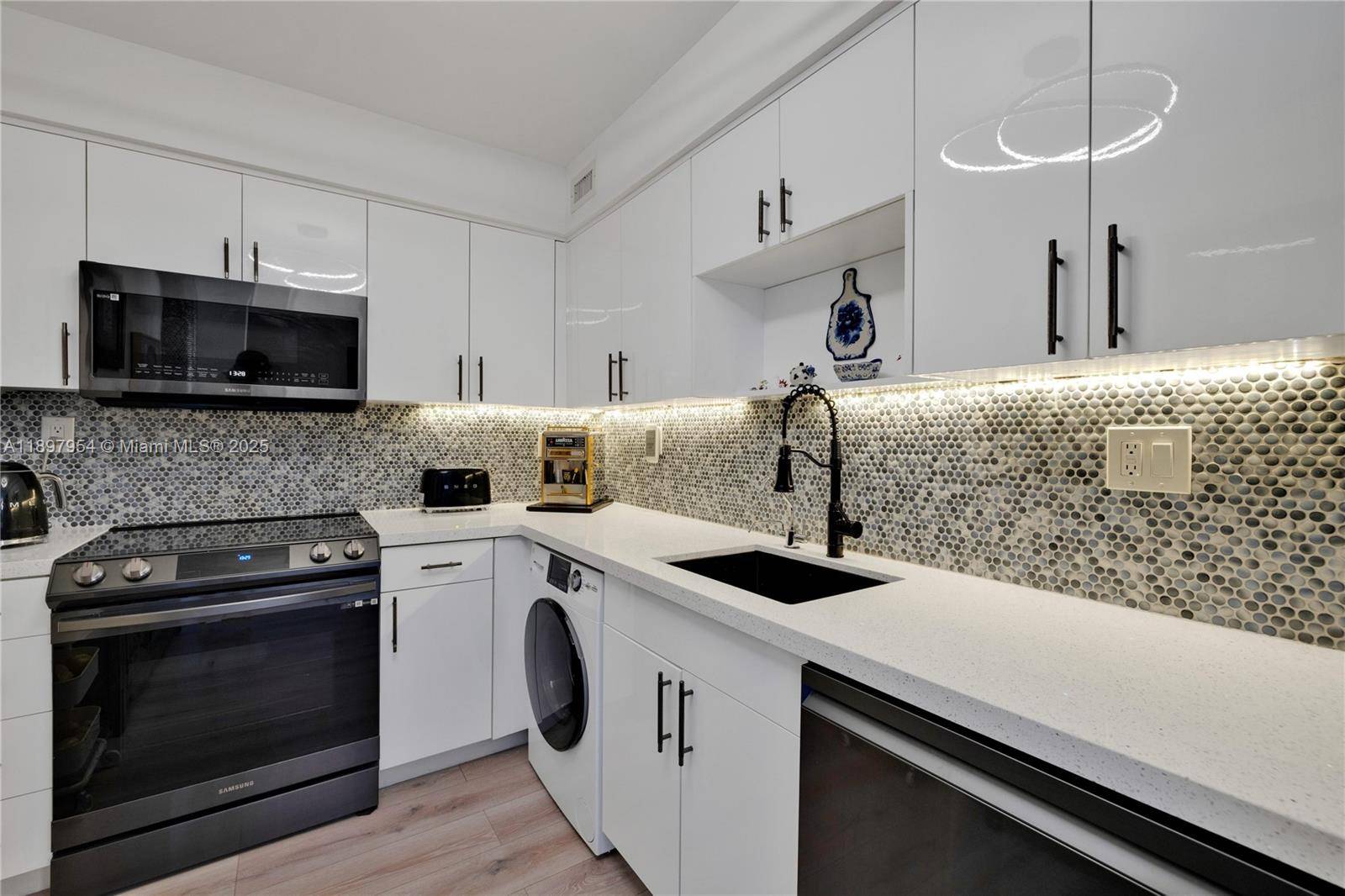 Hollywood, FL 33019,2501 S Ocean Dr #922