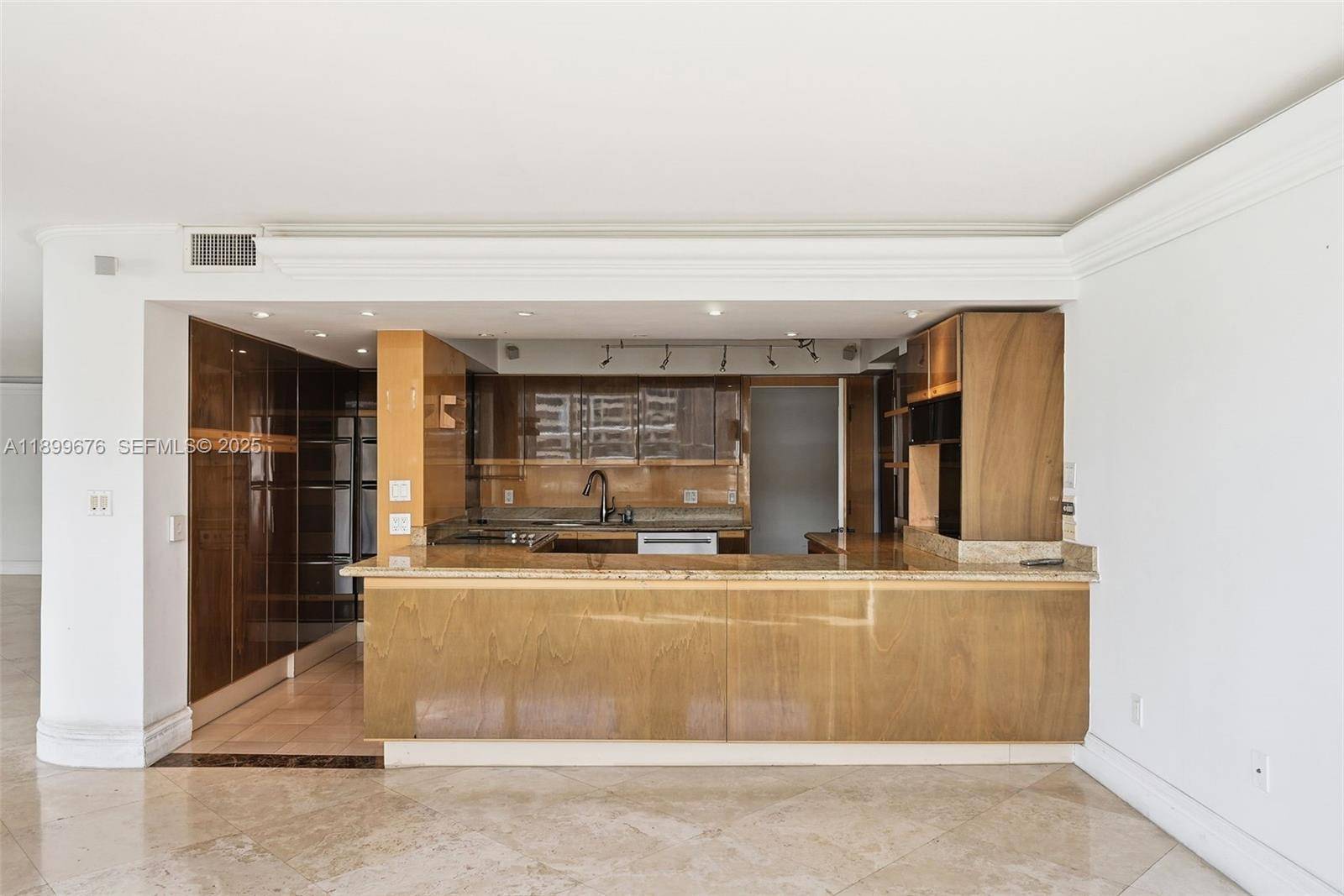 Miami, FL 33133,3 Grove Isle Dr #C605