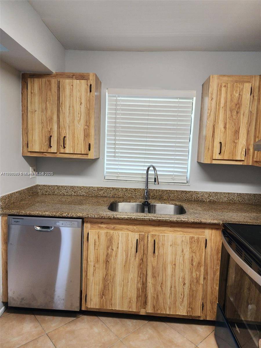 Tamarac, FL 33319,6061 Shakerwood Cir #208