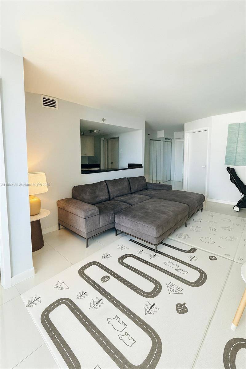 Miami Beach, FL 33140,2401 Collins Ave #1209