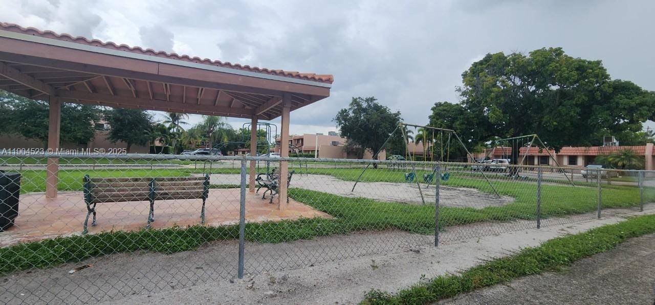 Davie, FL 33324,23 N Valencia Dr #2-32