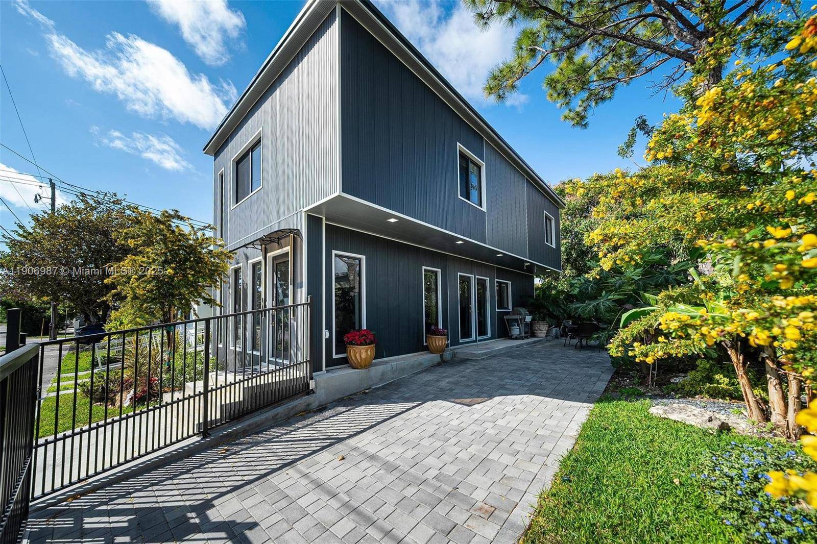 Miami, FL 33133,2692 SW 31 Avenue