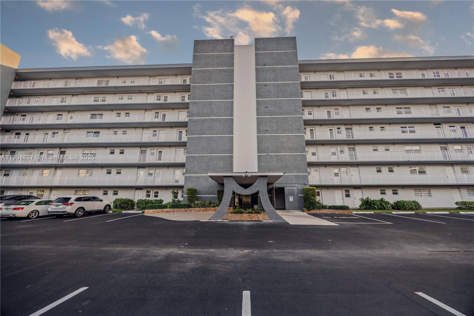 Hallandale Beach, FL 33009,619 NE 14th Ave #304