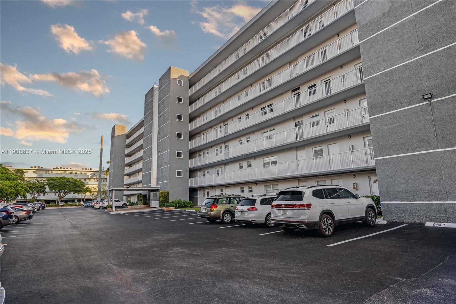 Hallandale Beach, FL 33009,619 NE 14th Ave #304