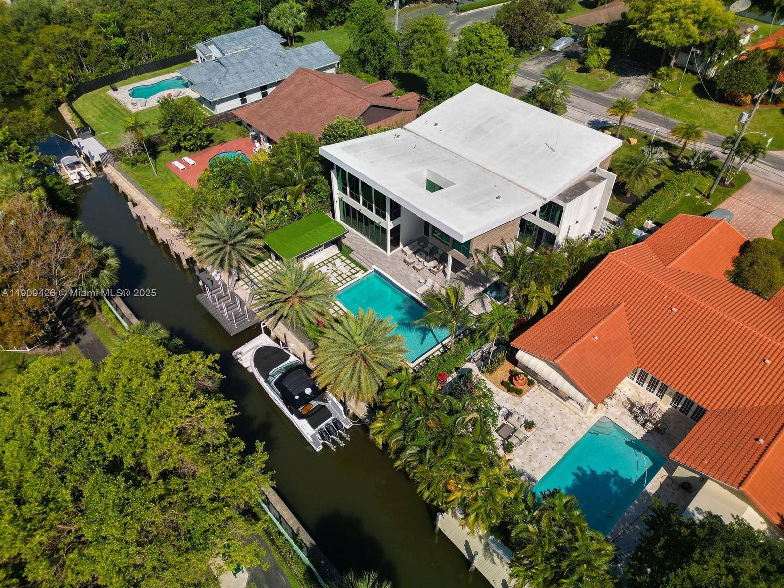 Hallandale Beach, FL 33009,521 Holiday Dr