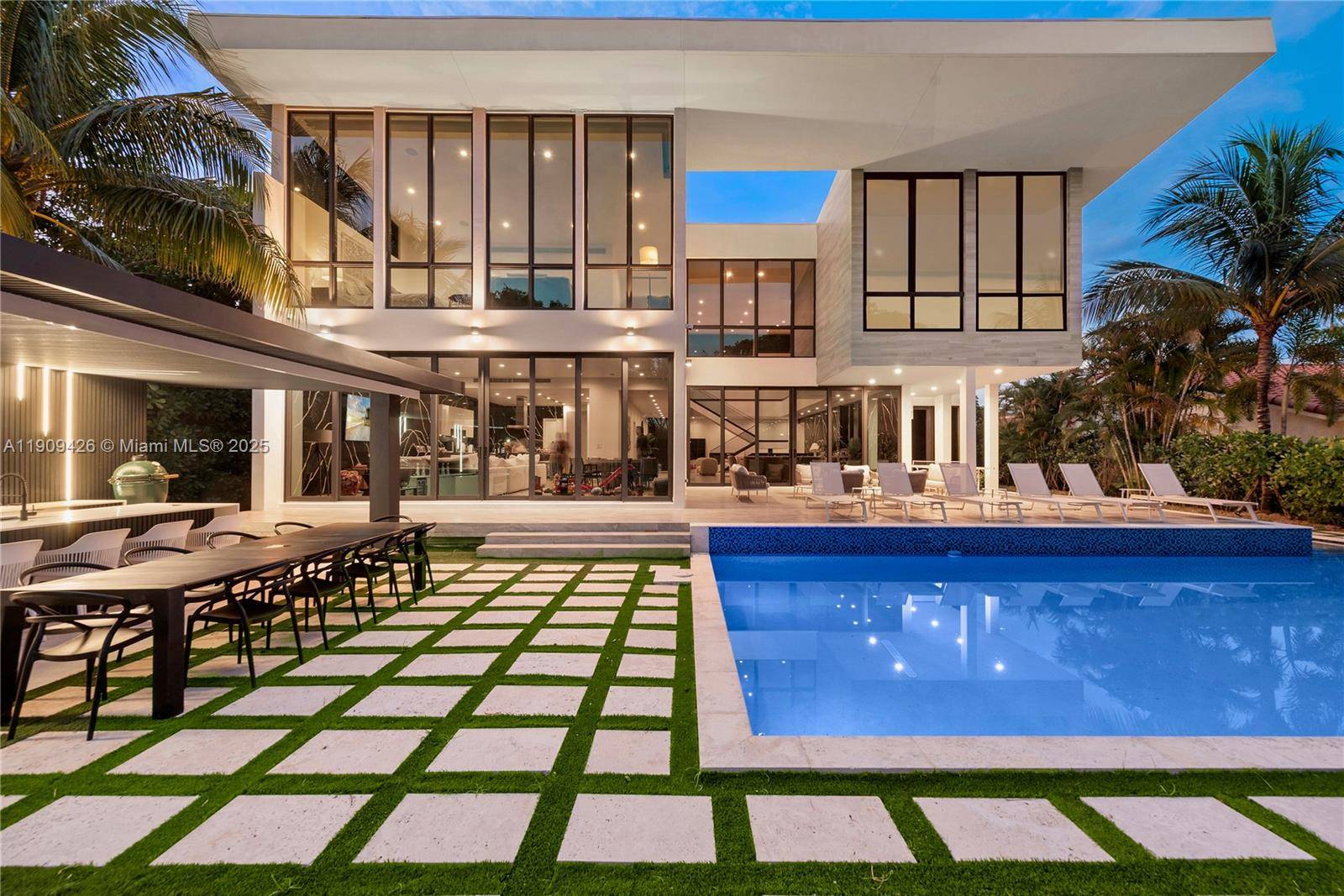 Hallandale Beach, FL 33009,521 Holiday Dr