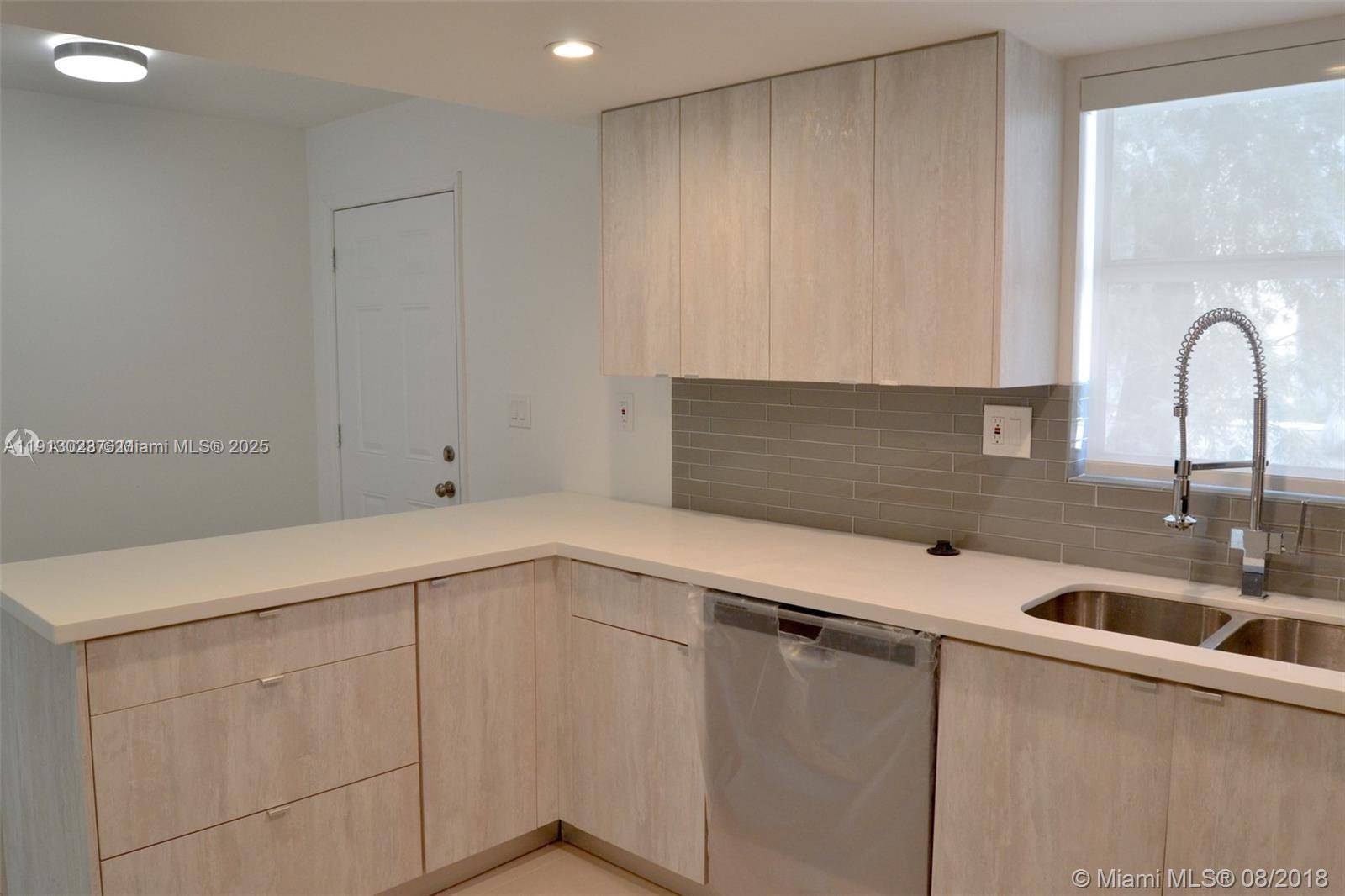 Miami, FL 33172,9375 Fontainebleau Blvd #L122