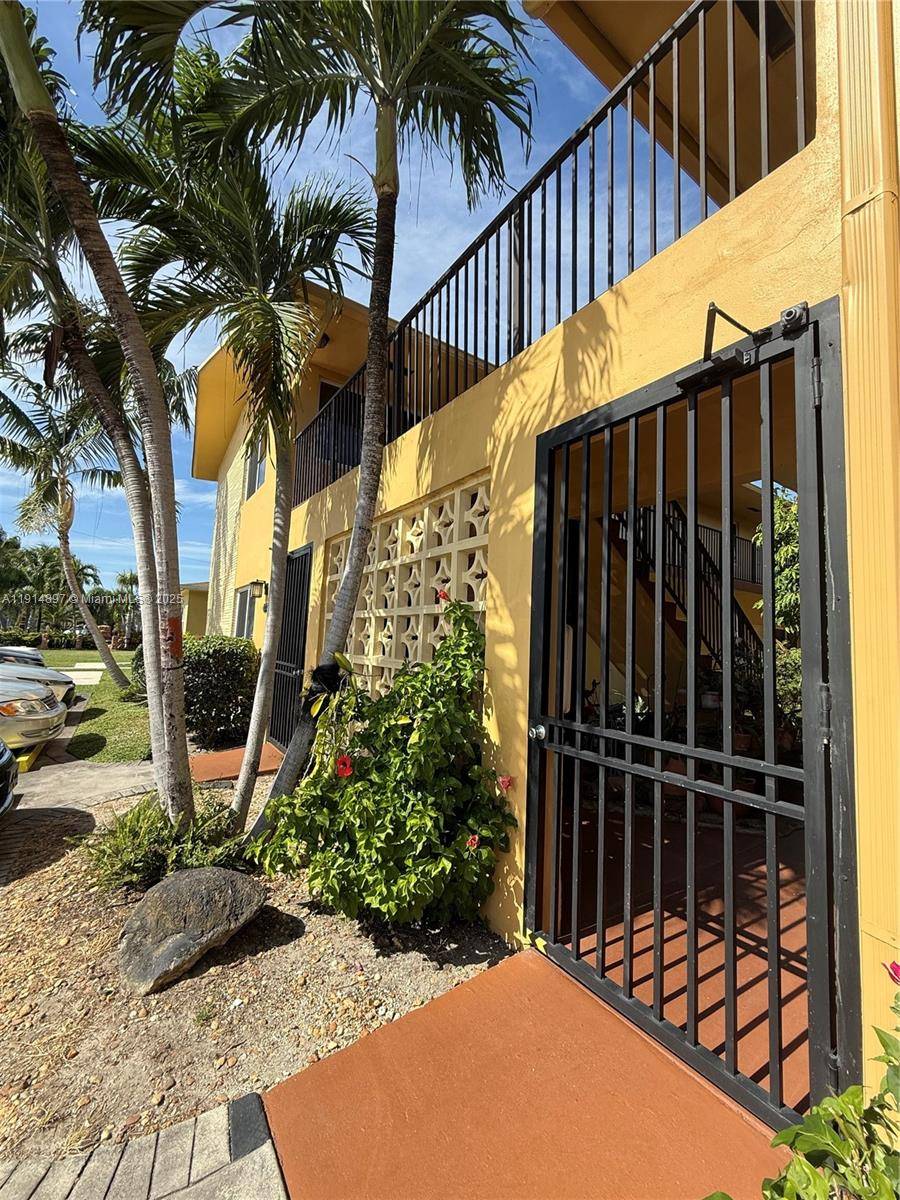 Hollywood, FL 33020,1733 Mayo St #9