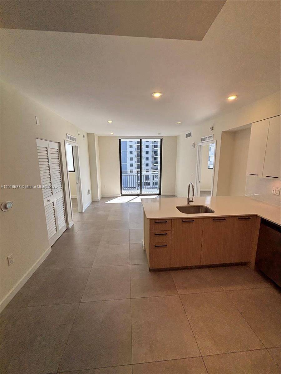 North Miami Beach, FL 33160,16395 Biscayne Blvd #1413