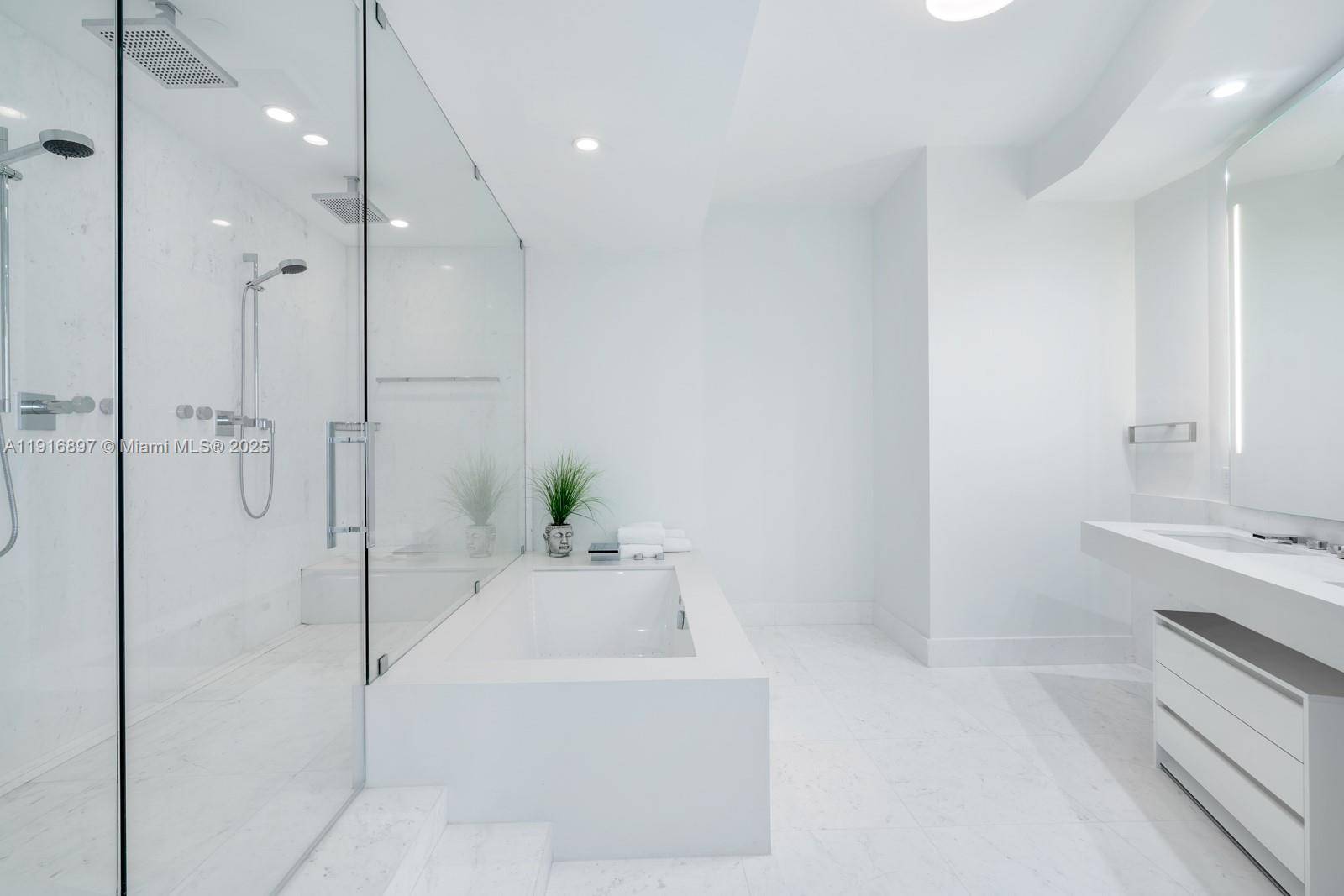 Sunny Isles Beach, FL 33160,18555 Collins Ave #5105