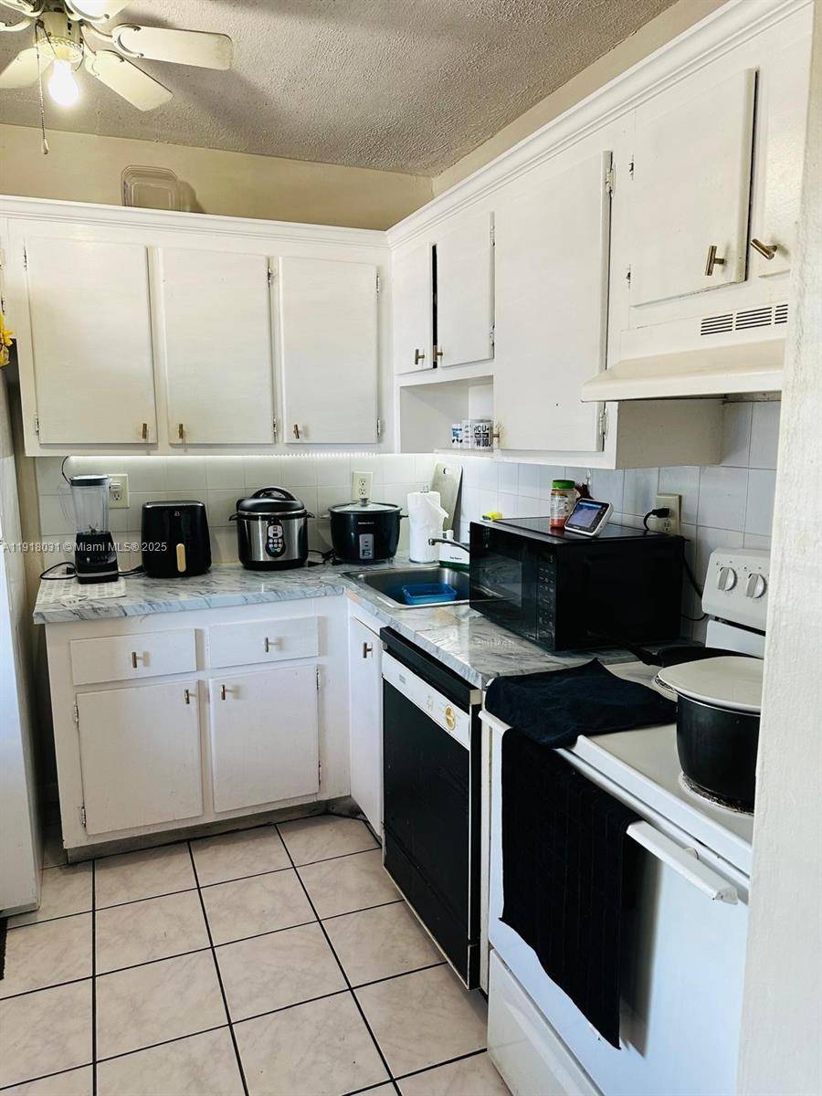 Miami, FL 33172,9460 Fontainebleau Blvd #223