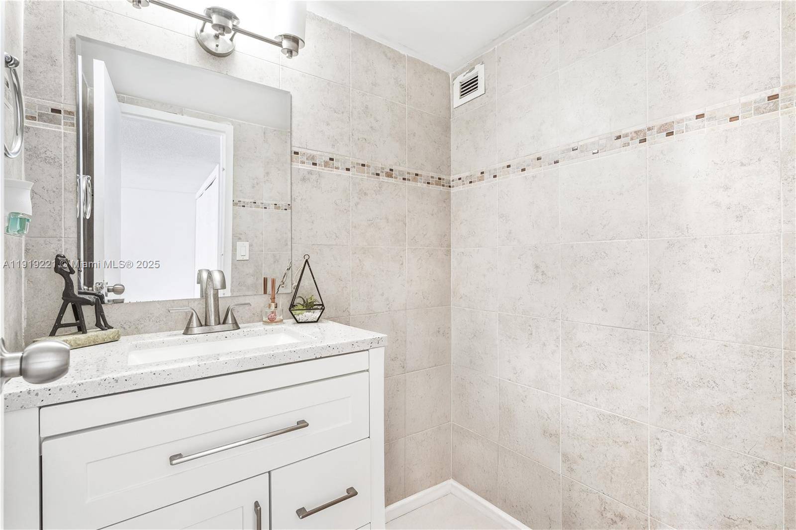 Sunny Isles Beach, FL 33160,17011 N Bay Rd #707