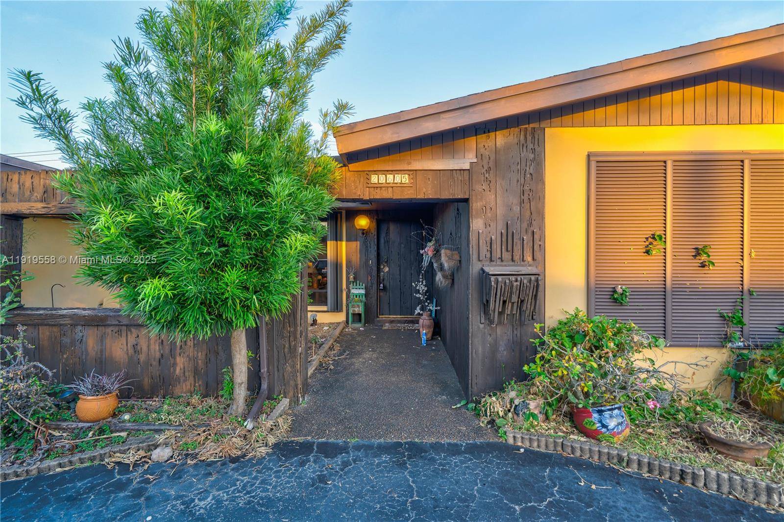 Miami, FL 33179,20605 NE 19th Ct