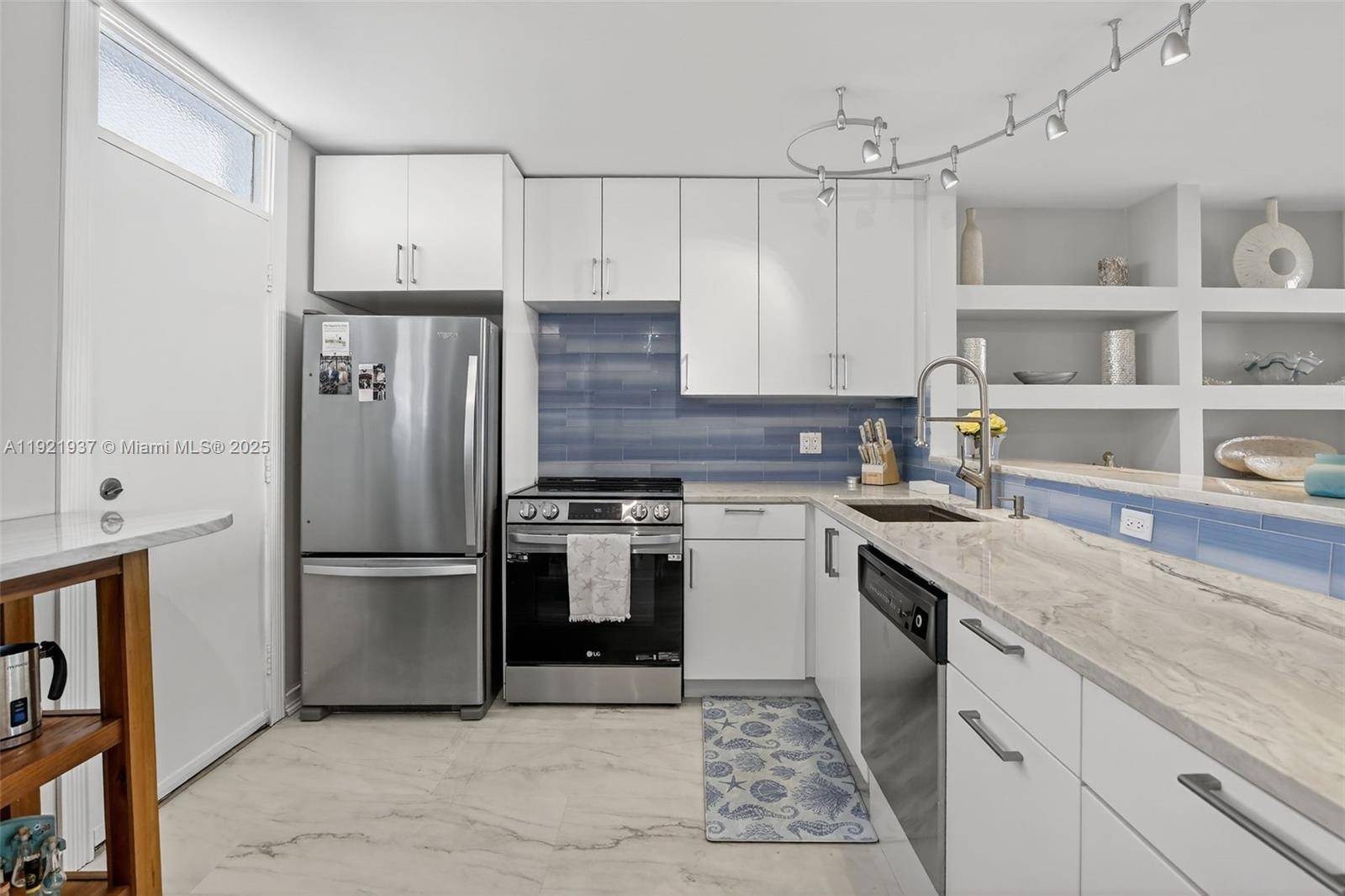 North Miami Beach, FL 33160,3703 NE 166th St #904