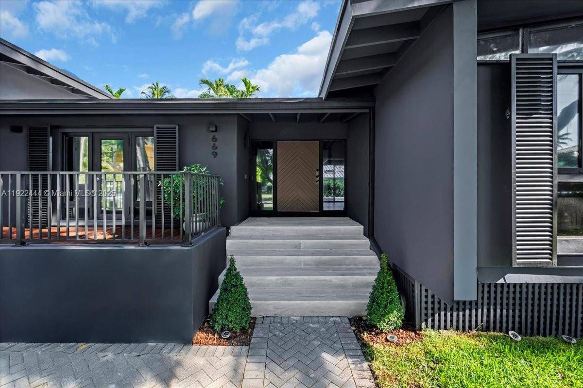 Key Biscayne, FL 33149,669 S Mashta Dr