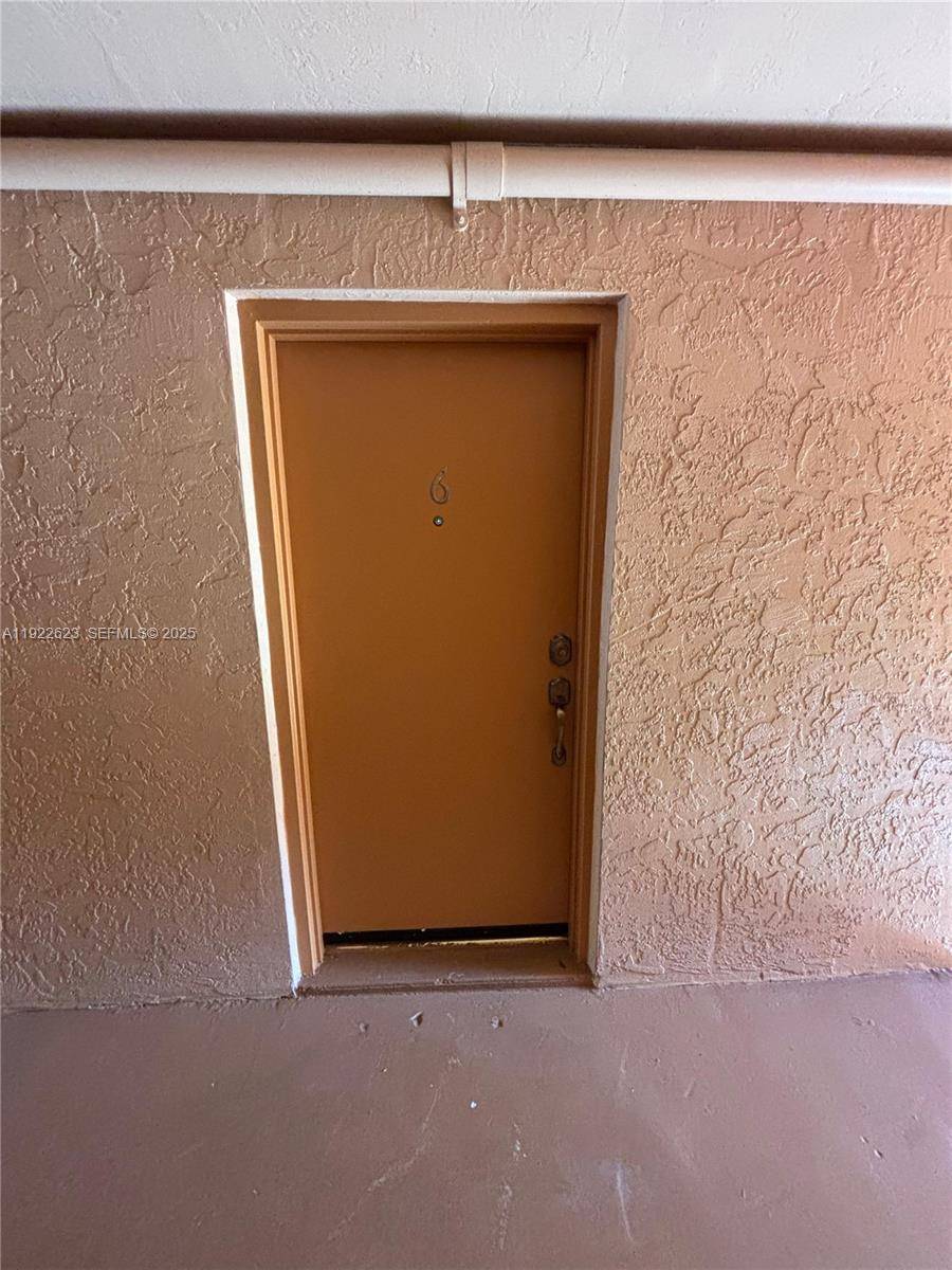 Miami Lakes, FL 33014,7121 Miami Lakes Dr #Q6