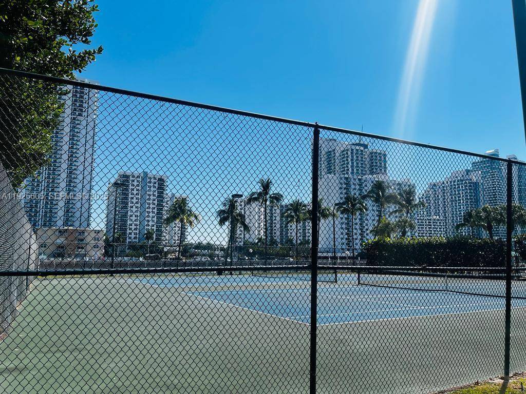 Hallandale Beach, FL 33009,1000 Parkview Dr #605