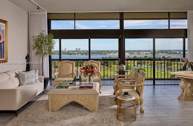 West Palm Beach, FL 33401,2450 Presidential Way #PH7