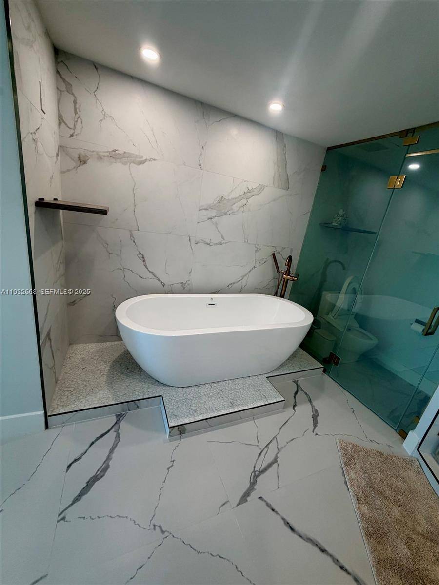 Miami Beach, FL 33141,6899 Collins Ave #1008