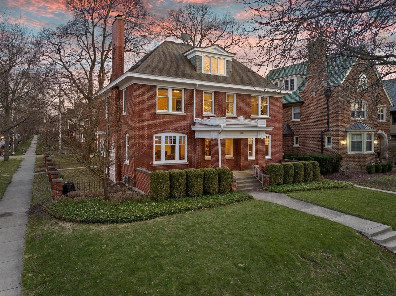 Milwaukee, WI 53211,2331 E Newberry BOULEVARD