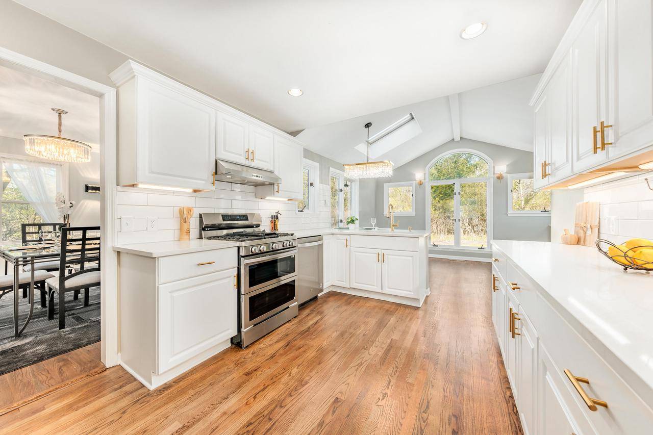 Mequon, WI 53092,9851 N Thornapple LANE