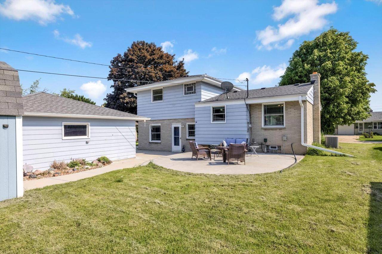 Greendale, WI 53129,6087 Oakwood LANE W