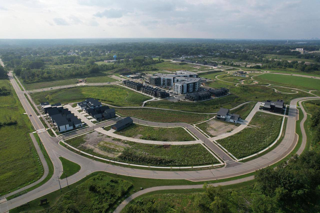 Oak Creek, WI 53154,9393 S LAKE VISTA PARKWAY #3004