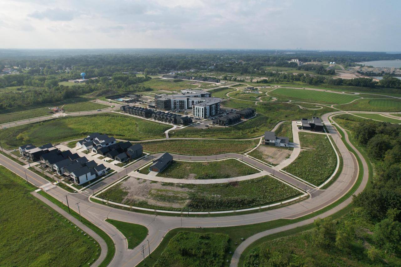 Oak Creek, WI 53154,9401 S LAKE VISTA PARKWAY #3005