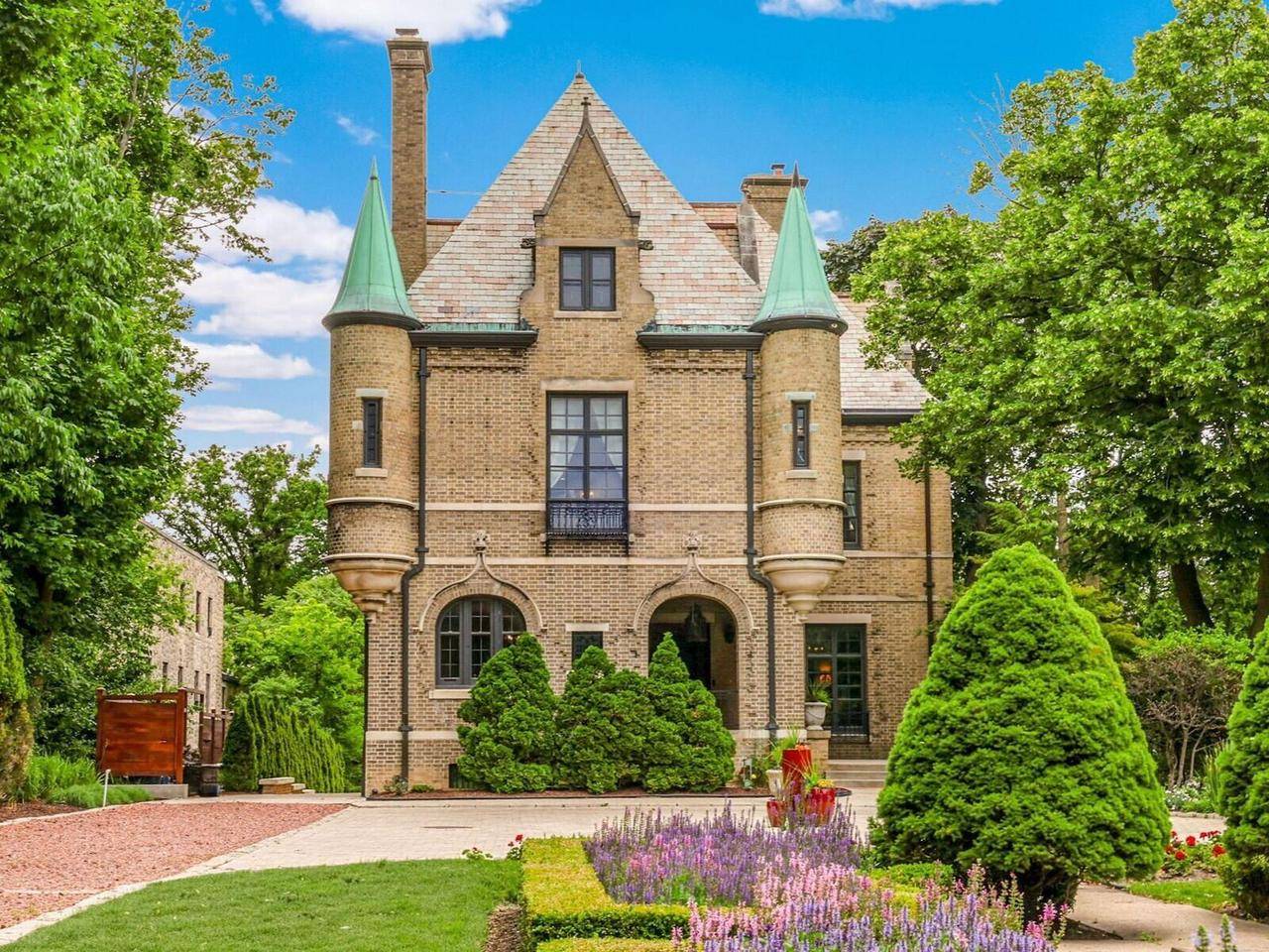 Milwaukee, WI 53211,3266 N Lake DRIVE