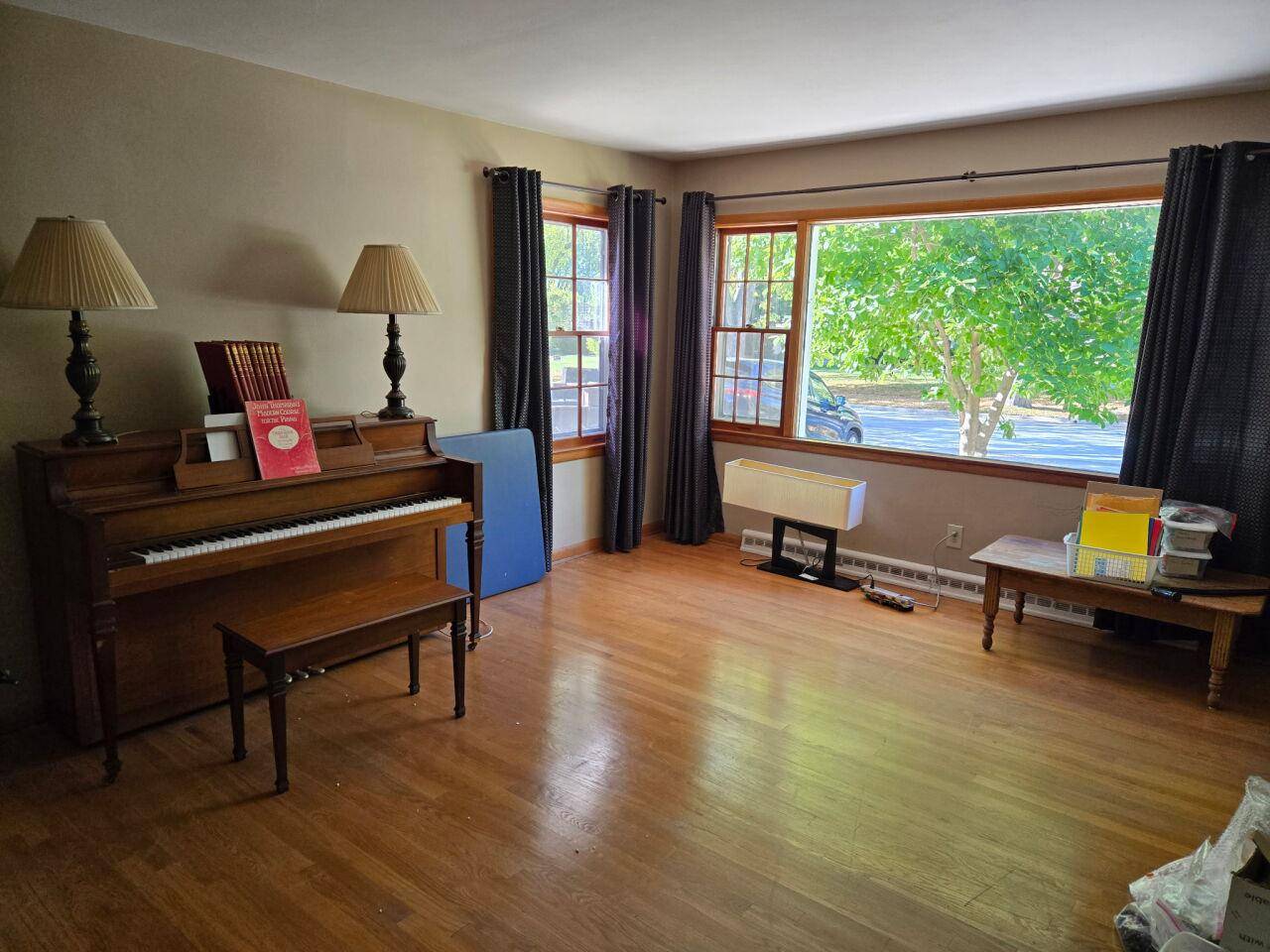 Waukesha, WI 53186,917 E Roberta AVENUE