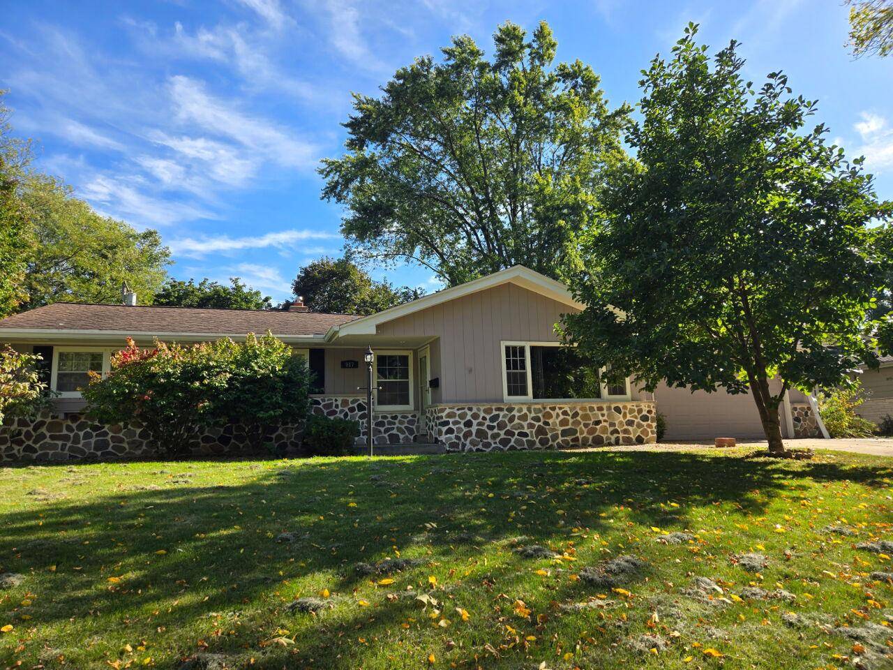 Waukesha, WI 53186,917 E Roberta AVENUE