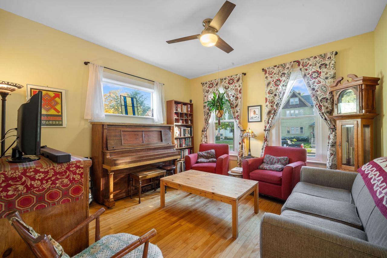 Milwaukee, WI 53212,2421 N 2nd AVENUE