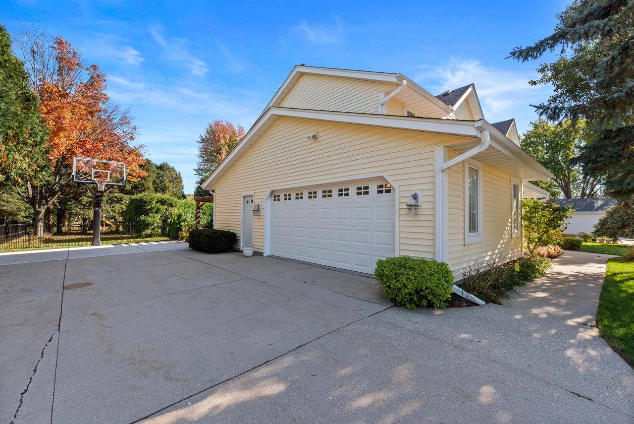 Oconomowoc, WI 53066,1431 Crystal Lake DRIVE