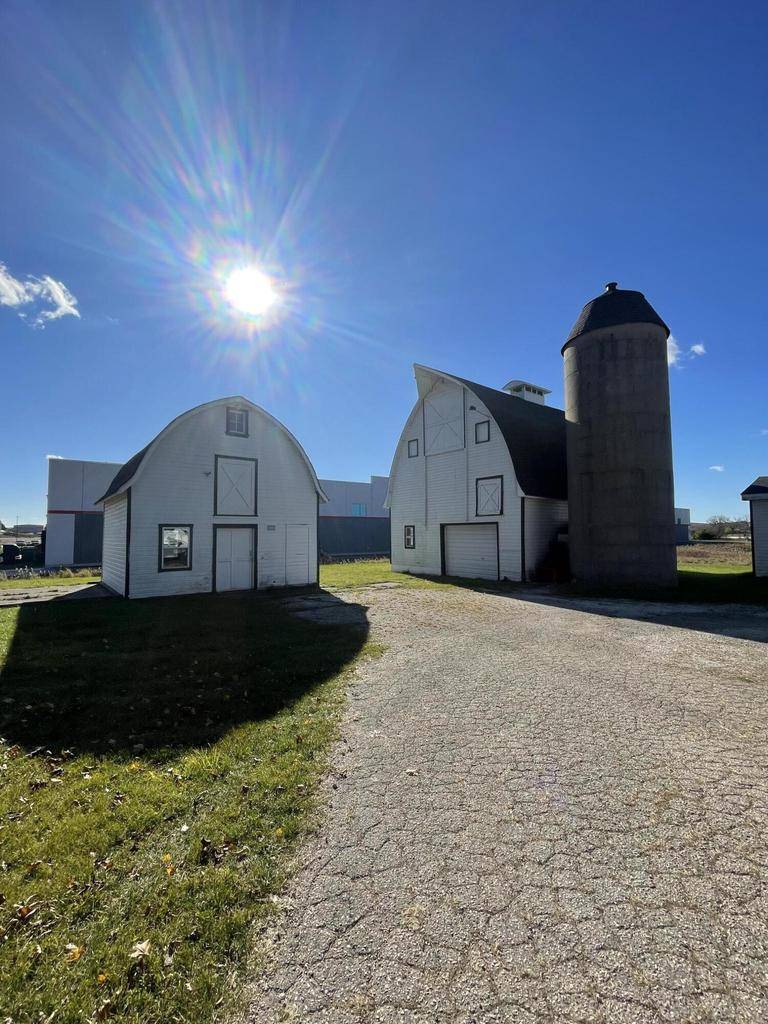 Pewaukee, WI 53072,N15W24887 Bluemound ROAD