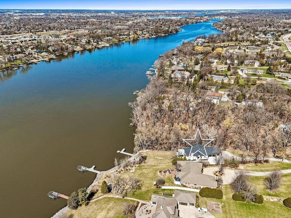 De Pere, WI 54115,2080 GREENLEAF ROAD