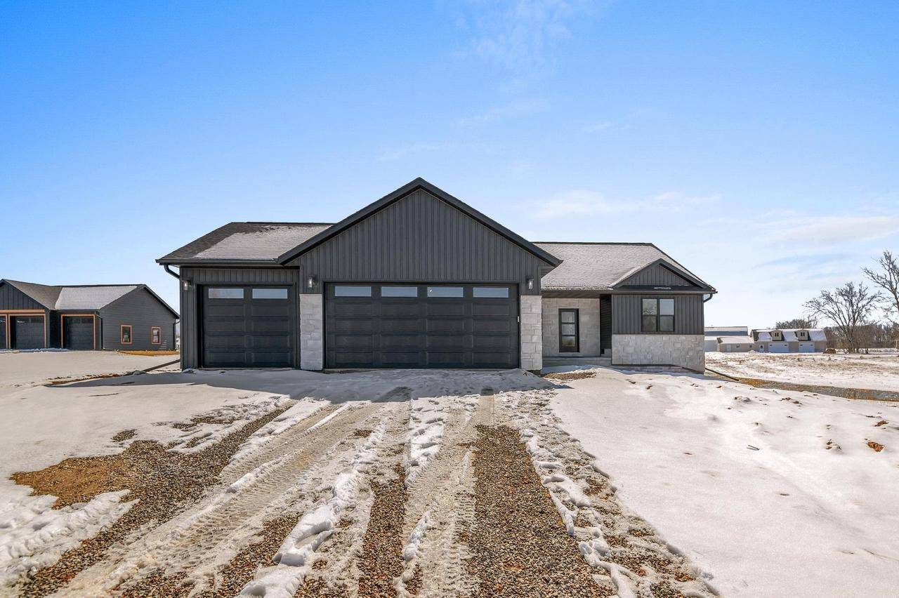 Pulaski, WI 54162,586 PRAIRIE GARDENS LANE