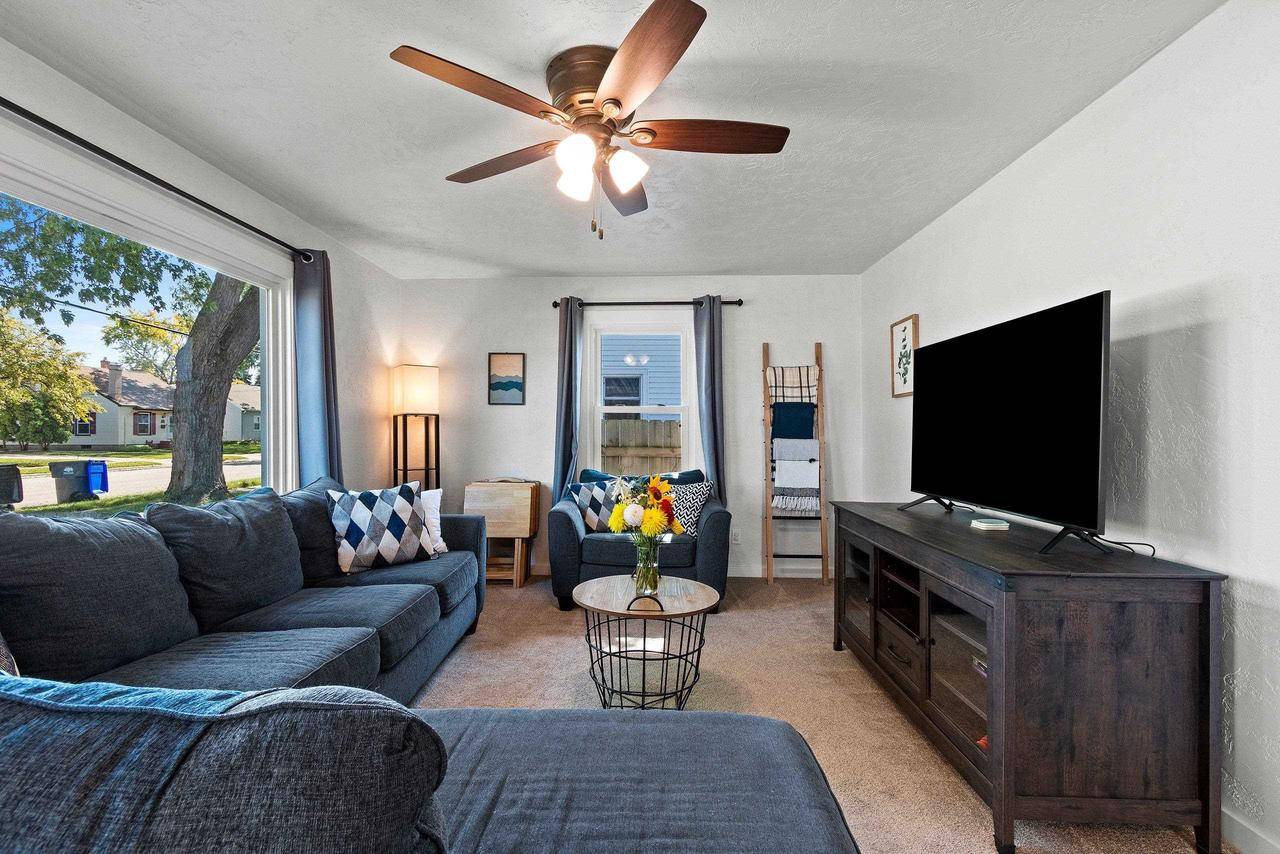 Neenah, WI 54956,949 HIGGINS AVENUE