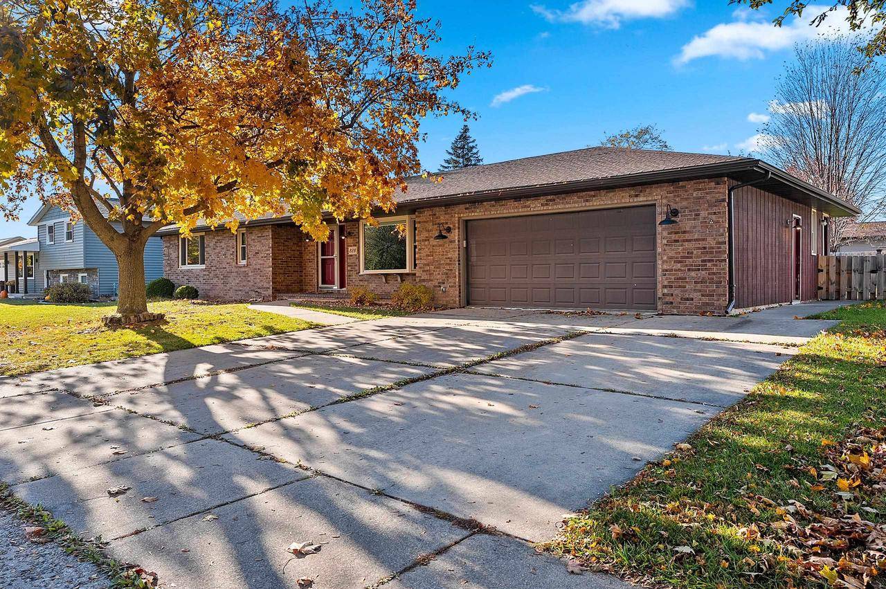 De Pere, WI 54115,828 LONE OAK ROAD
