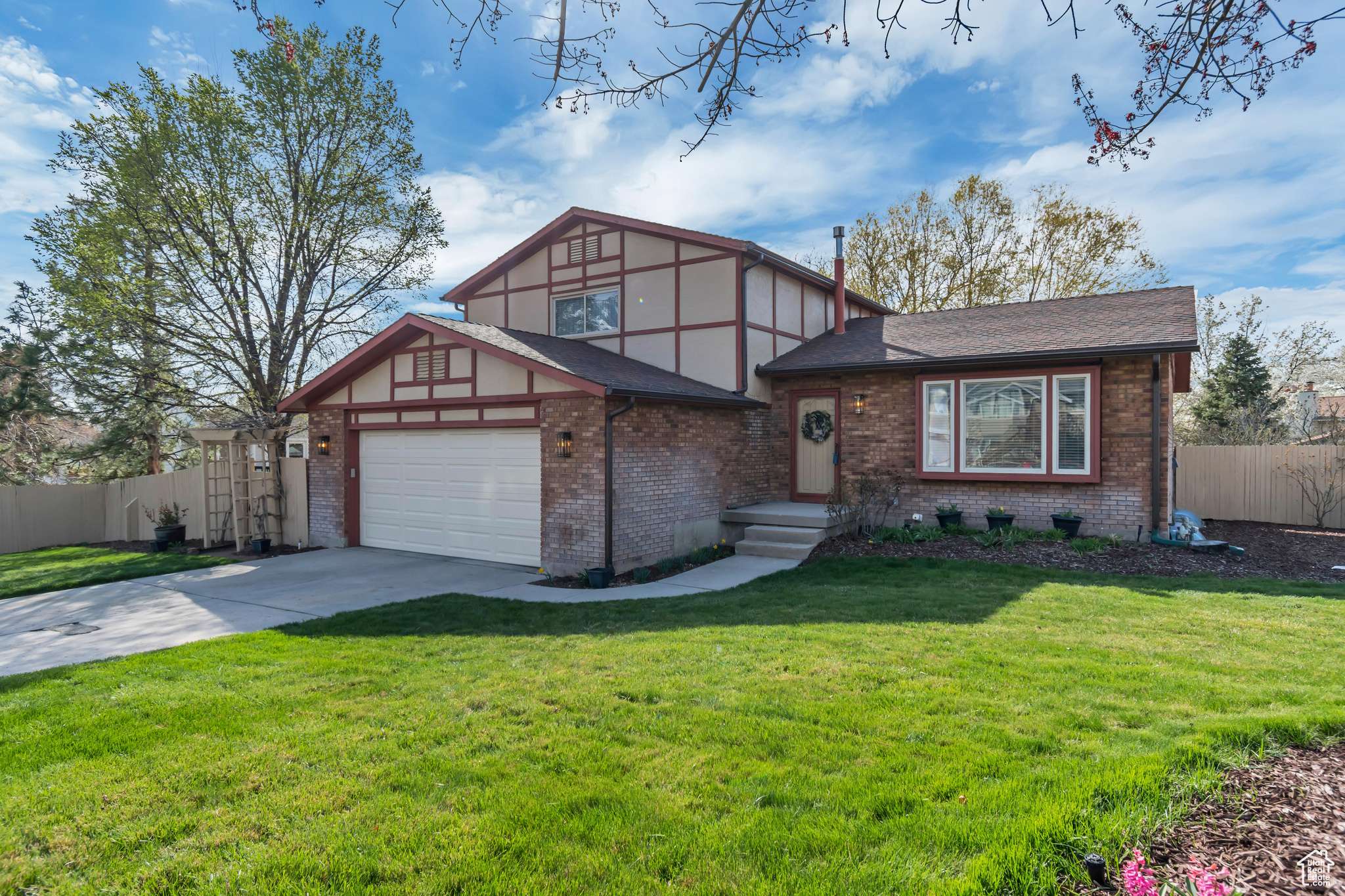 Sandy, UT 84093,9156 S CHICKADEE CIR