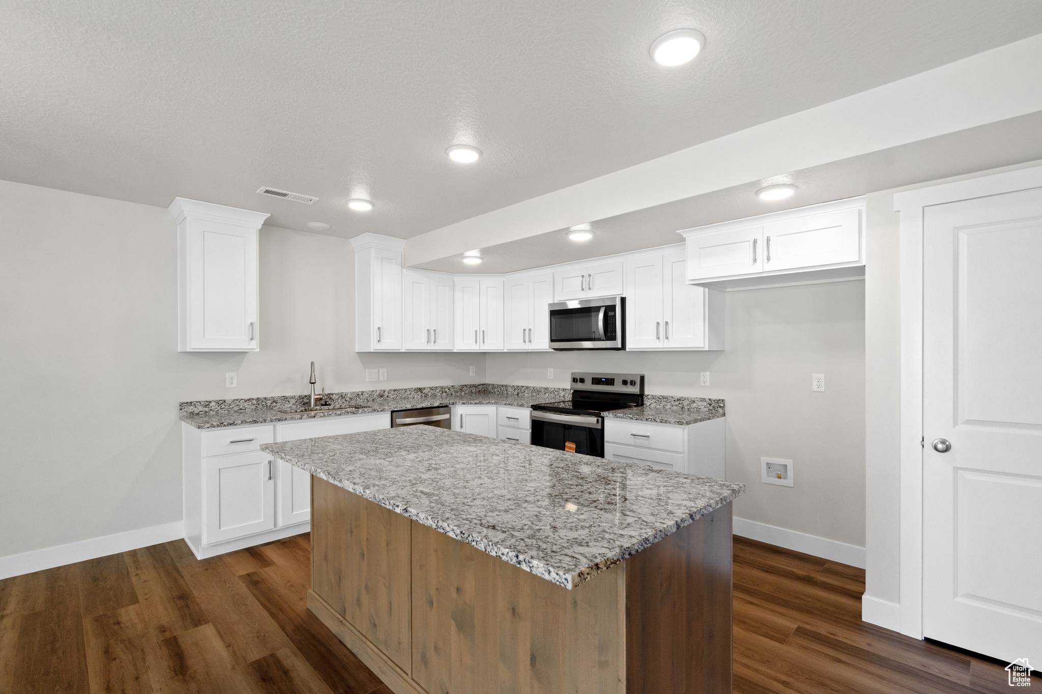 Santaquin, UT 84655,953 N 215 W