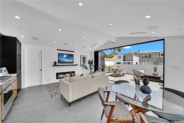 Corona Del Mar, CA 92625,712 Iris