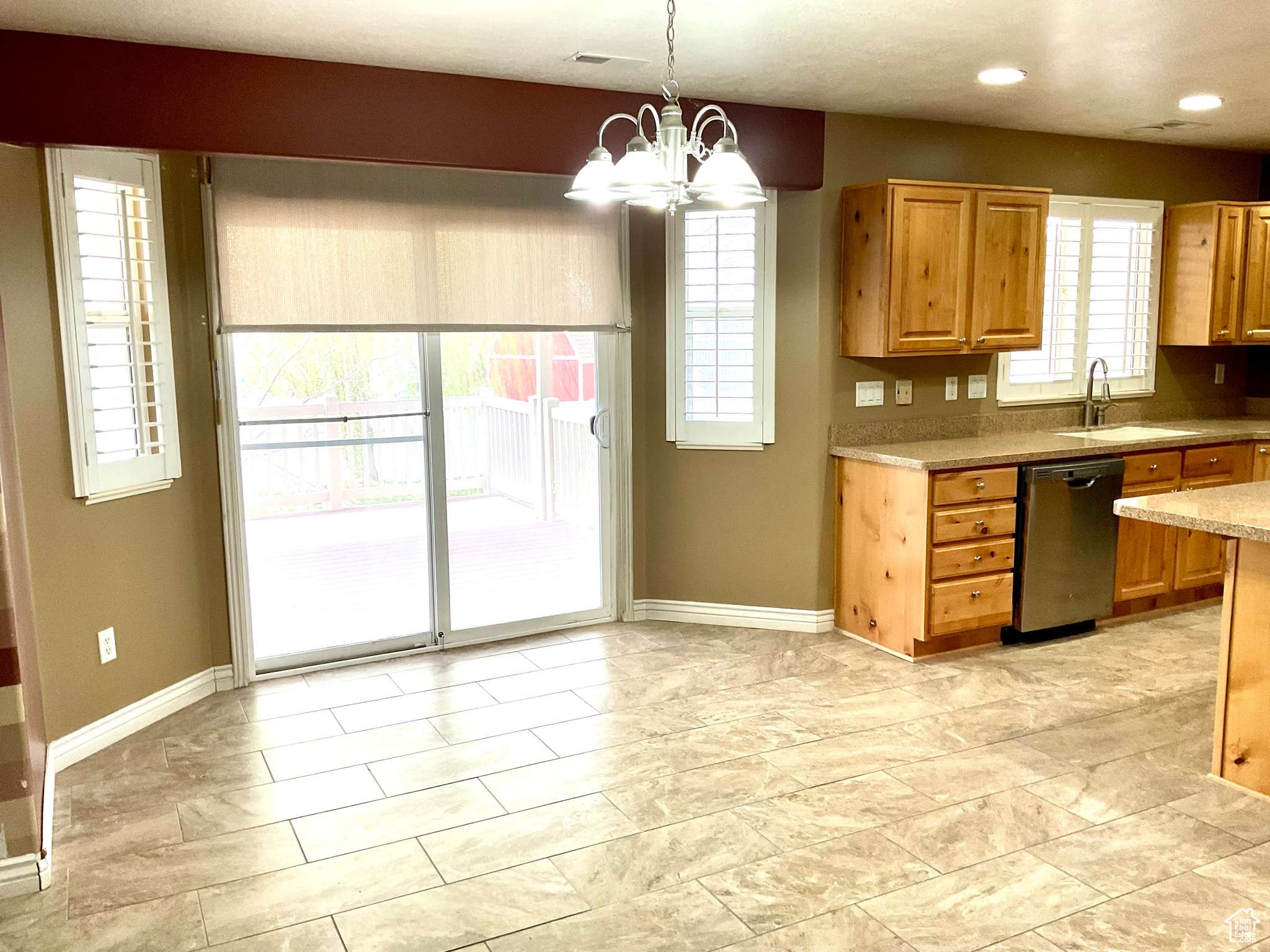 Clinton, UT 84015,2461 N 2710 W