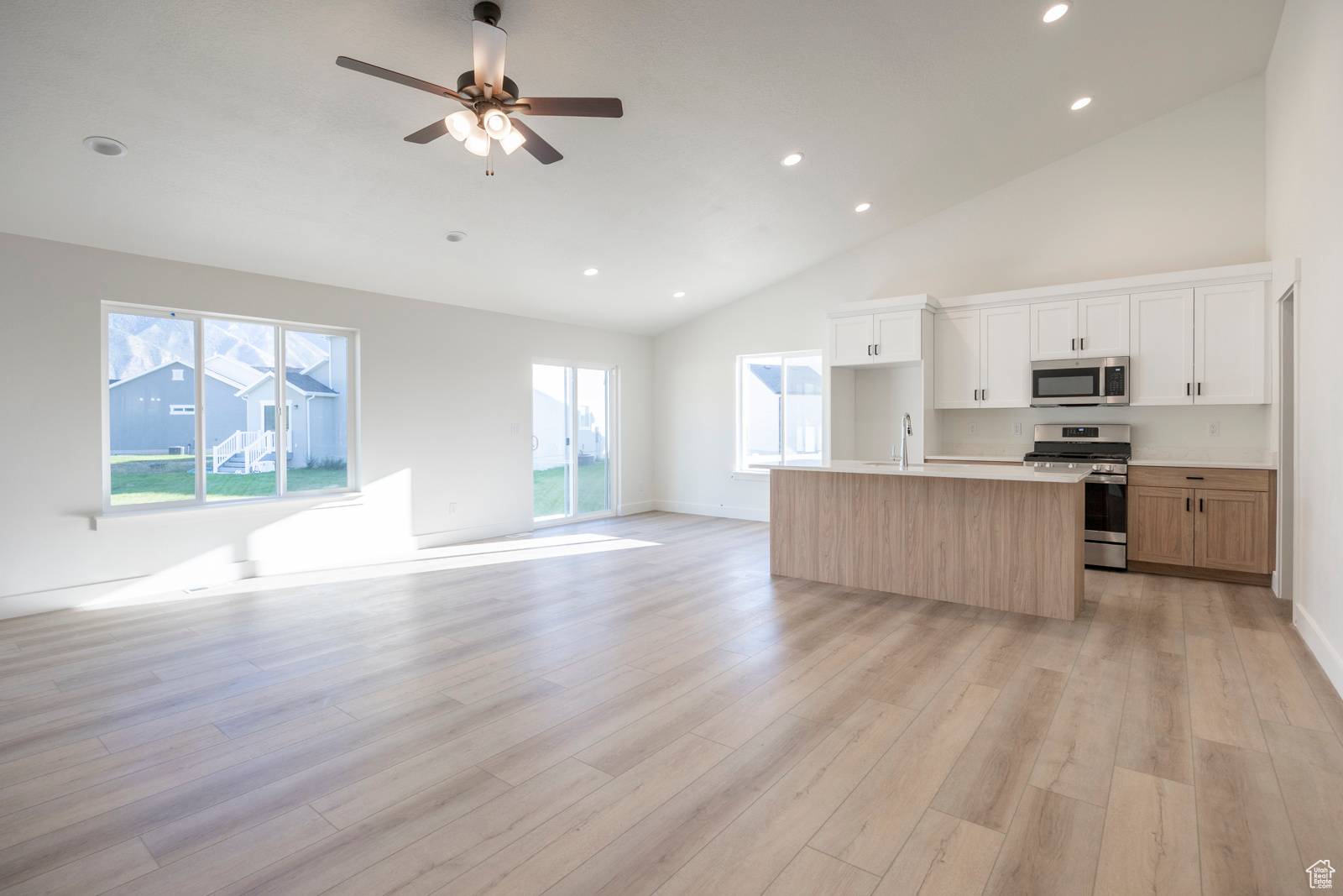 Santaquin, UT 84655,956 E 200 S