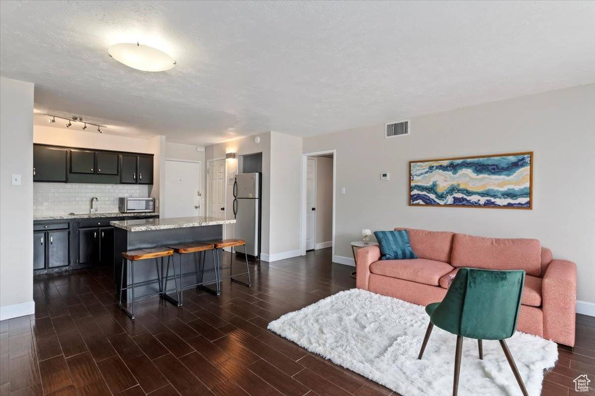 Salt Lake City, UT 84102,710 E 200 S #4F