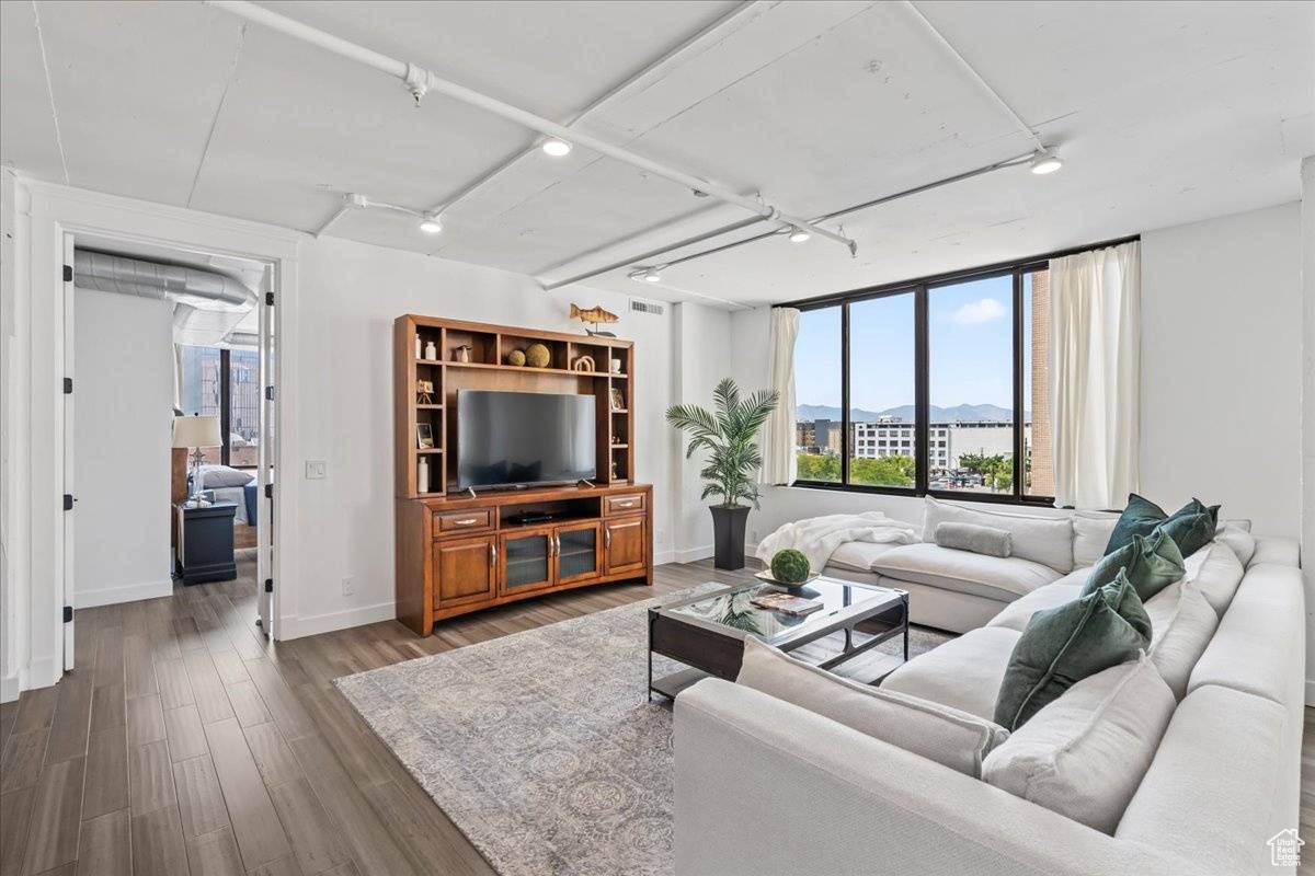 Salt Lake City, UT 84101,44 W 300 S #305S