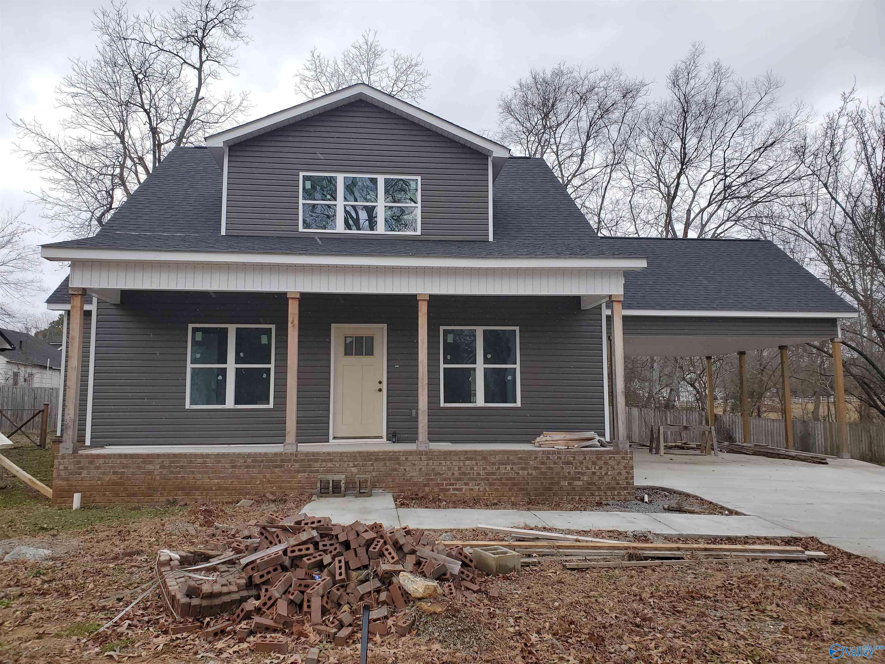 Hartselle, AL 35640,703 Rock Street SE