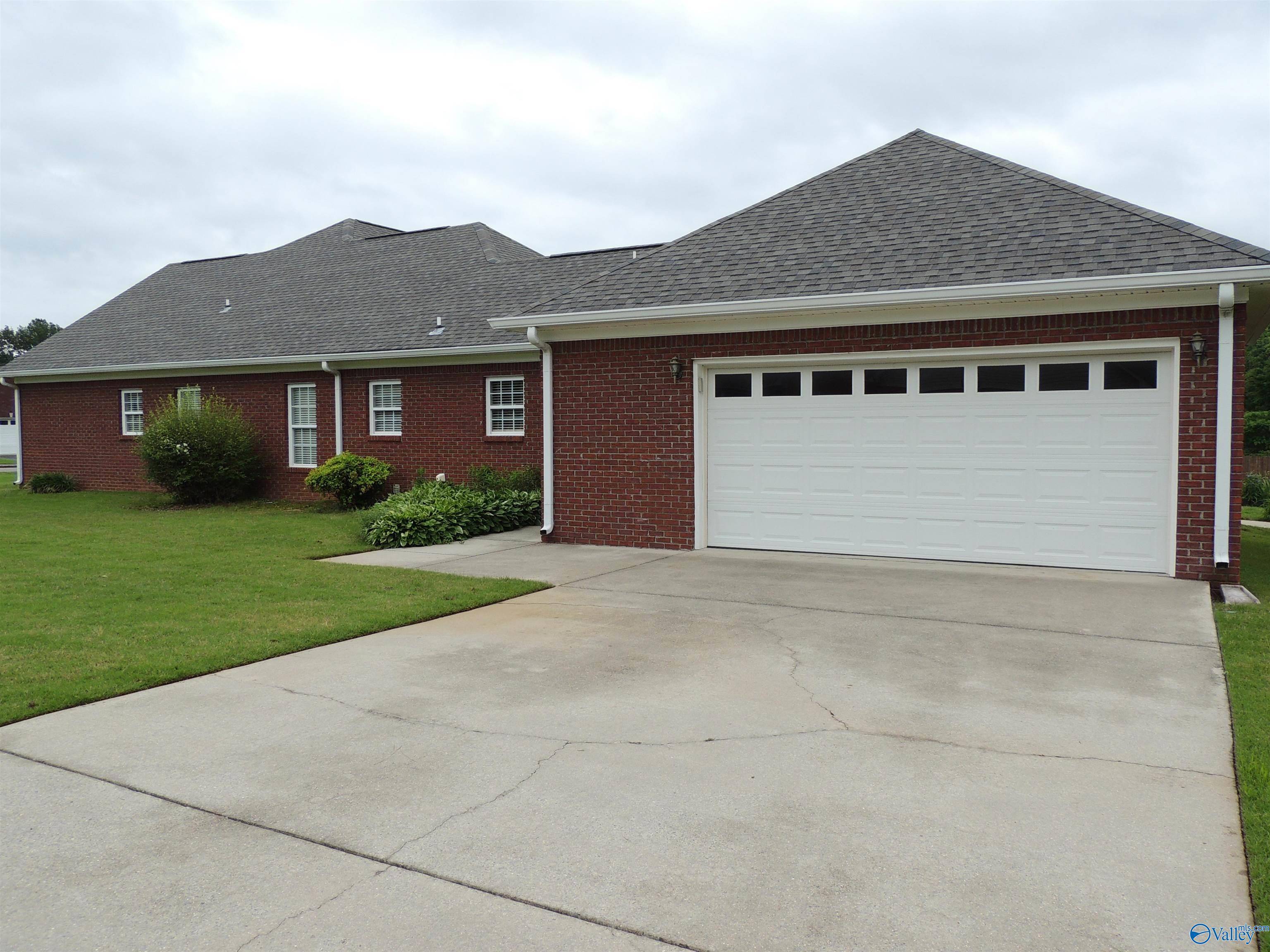Hartselle, AL 35640,1016 Clint Drive SE