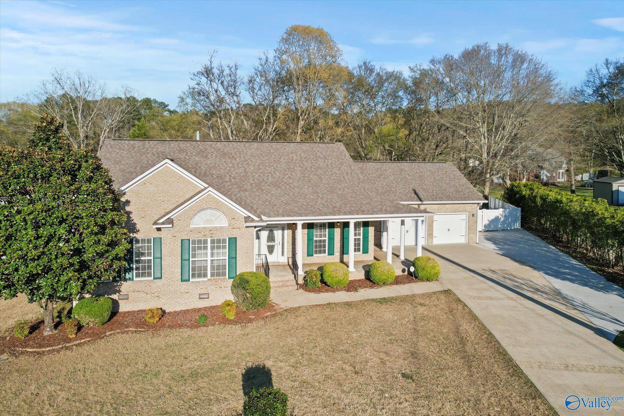 Guntersville, AL 35976,230 Azalea Circle